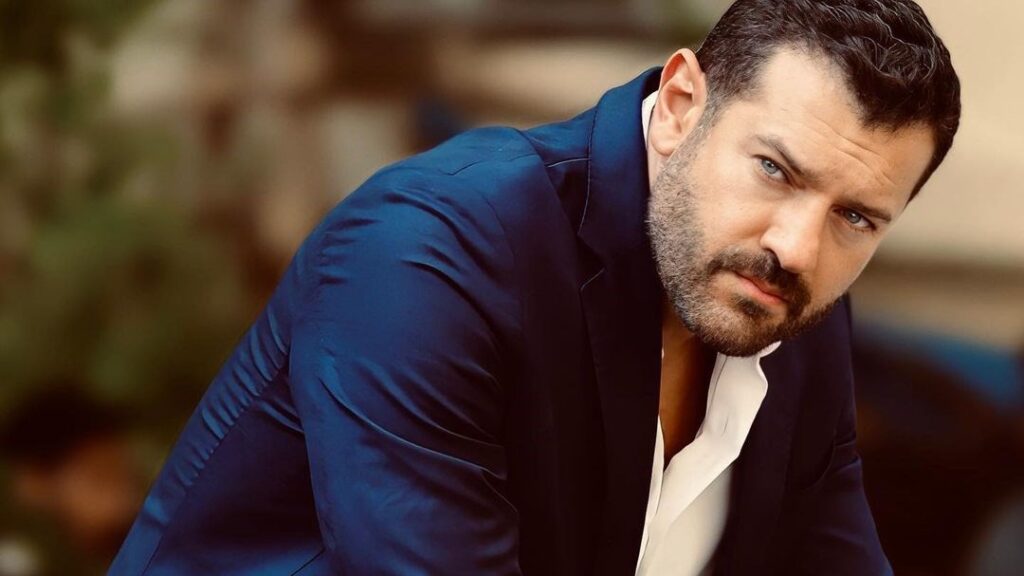 الفنان عمرو يوسف