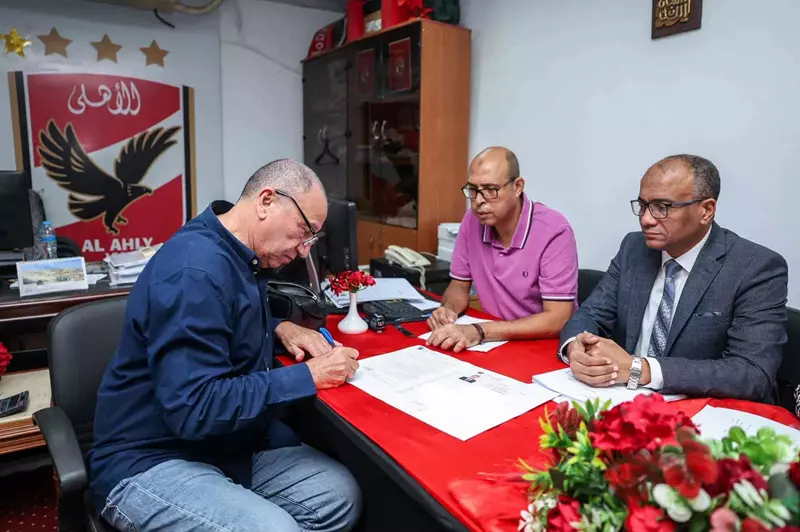 قائمة الخطيب تتقدم بأوراق الترشح في انتخابات الأهلي الخطيب