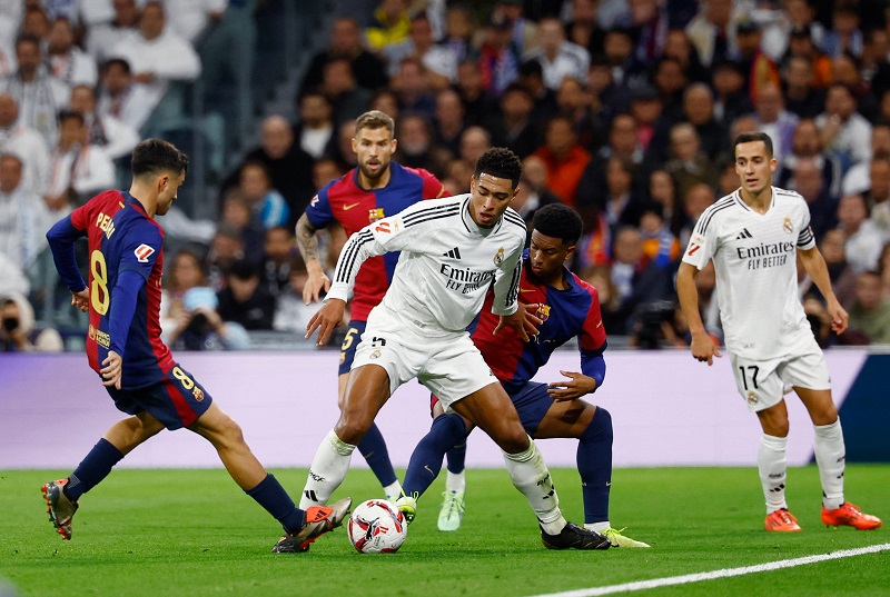 ريال مدريد يحسم الكلاسيكو بثنائية أمام برشلونة وينفرد بصدارة الدوري الإسباني مباراة ريال مدريد و برشلونه