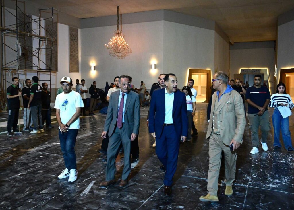 مدبولي يتفقد استعدادات المتحف المصري الكبير، احتفالية عالمية تليق بعظمة مصر جولة لرئيس الوزراء قبل افتتاح المتحف المصري الكبير