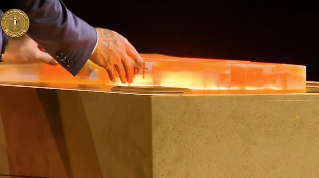 الرئيس السيسي يضع القطعة الأخيرة بمجسم المتحف المصري الكبير معلنا افتتاحه