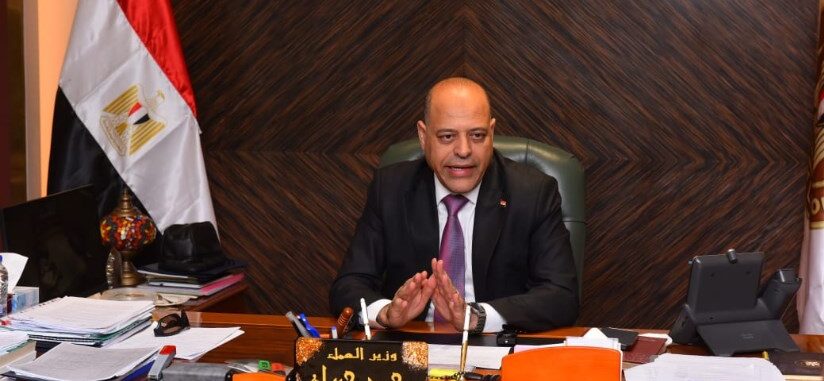 وزير العمل يوقف نشاط 10 شركات إلحاق عمالة بالخارج لمخالفتها القانون وزير العمل محمد جبران