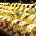 لماذا ارتفعت أسعار الذهب في مصر رغم تراجع الأوقية عالميًا؟