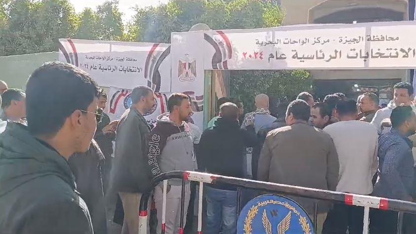 أبناء الواحات البحرية يتوافدون على لجان انتخابات النواب وسط أجواء من الحماس والانضباط