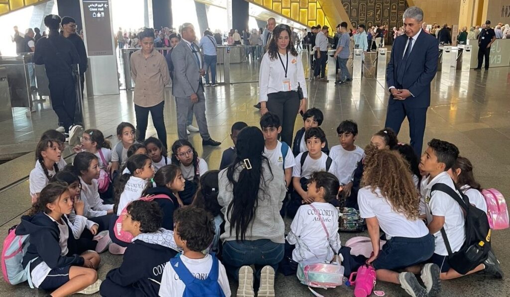 وزير السياحة والآثار يقوم بجولة بالمتحف المصري الكبير
