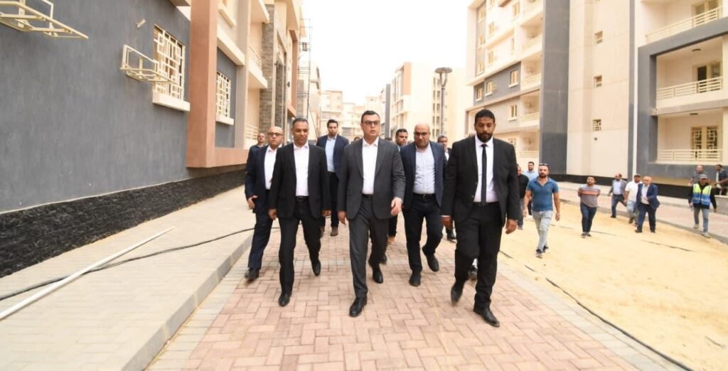 وزير الإسكان يتفقد مشروعات الطرق والإسكان بمدينة حدائق أكتوبر