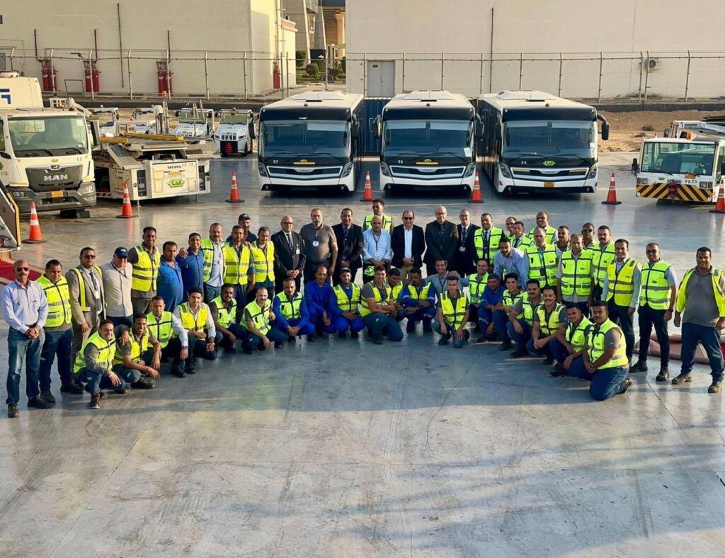 وزير الطيران المدني خلال جولته في المطار