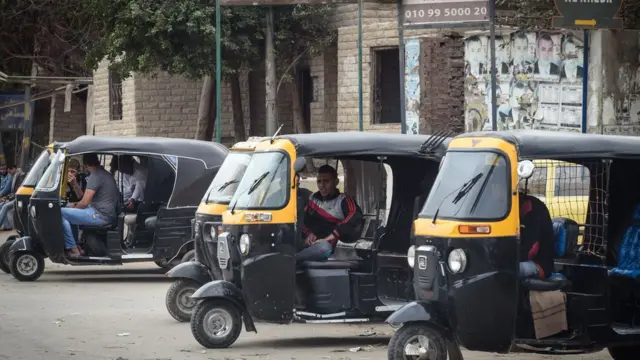 محافظ القاهرة يحظر سير “التوك توك” في الشوارع والمحاور الرئيسية بالعاصمة حظر سير التوك توك فى القاهرة