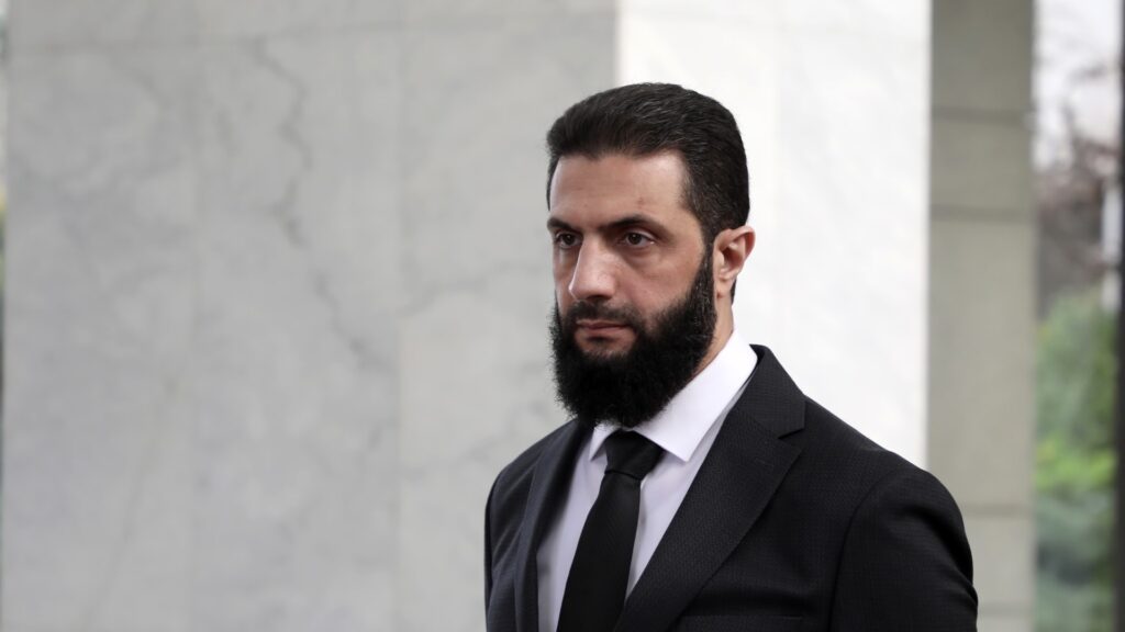 مجلس الأمن يرفع العقوبات عن الشرع تمهيدًا لزيارته المرتقبة إلى واشنطن الرئيس السوري أحمد الشرع