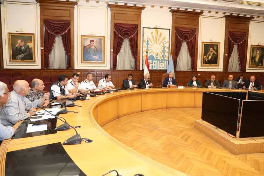 محافظ القاهرة يبحث تشديد إجراءات الانضباط وتنظيم الميادين بالعاصمة