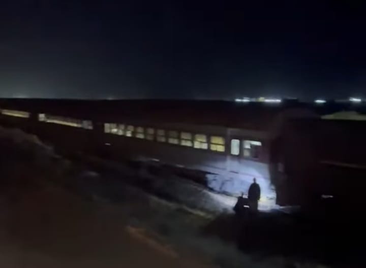 اصطدام قطار إكسبريس مرسى مطروح بسيارة نقل على شريط السكة الحديد دون إصابات حادث قطار مرسى مطروح