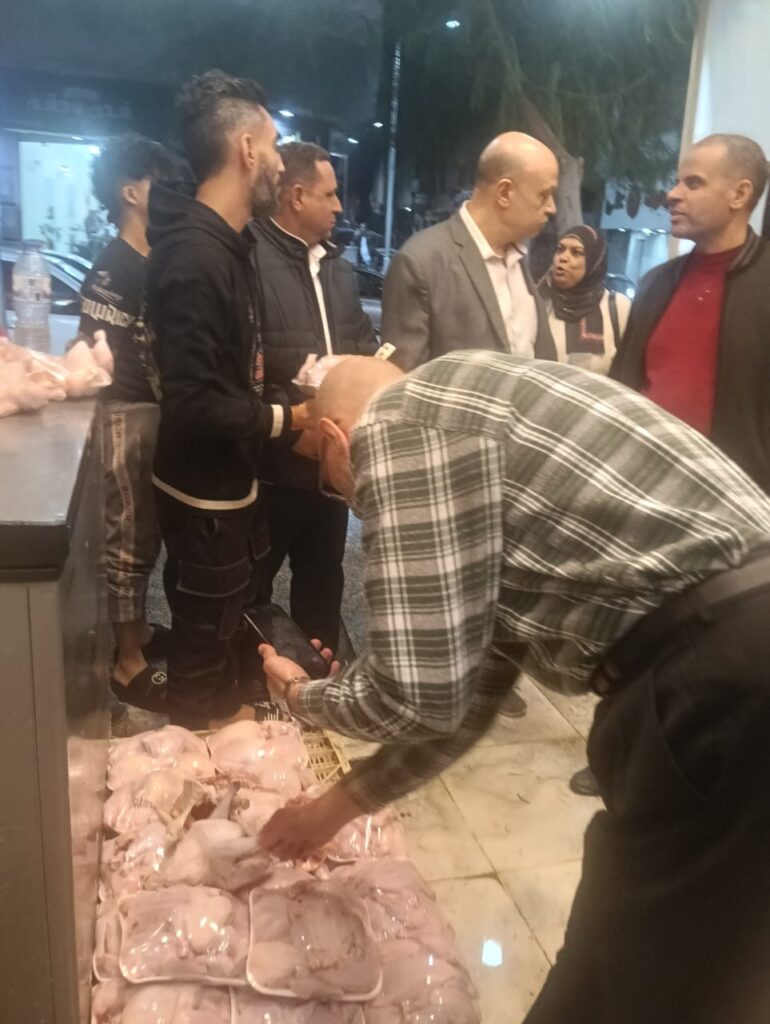 الكيلو بـ”جنيه”.. وزارة الزراعة تغلق وتشمع محل دواجن غير مرخص في الجيزة