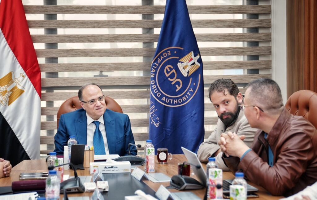 لتعزيز الأمن الدوائي، هيئة الدواء المصرية تعزز التعاون مع شركات التكنولوجيا الحيوية الصينية اجتماع رئيس هيئة الدواء المصرية، علي الغمراوي مع تشين شياو تشينغ، الرئيس التنفيذي لشركة شينزن رويان الصينية