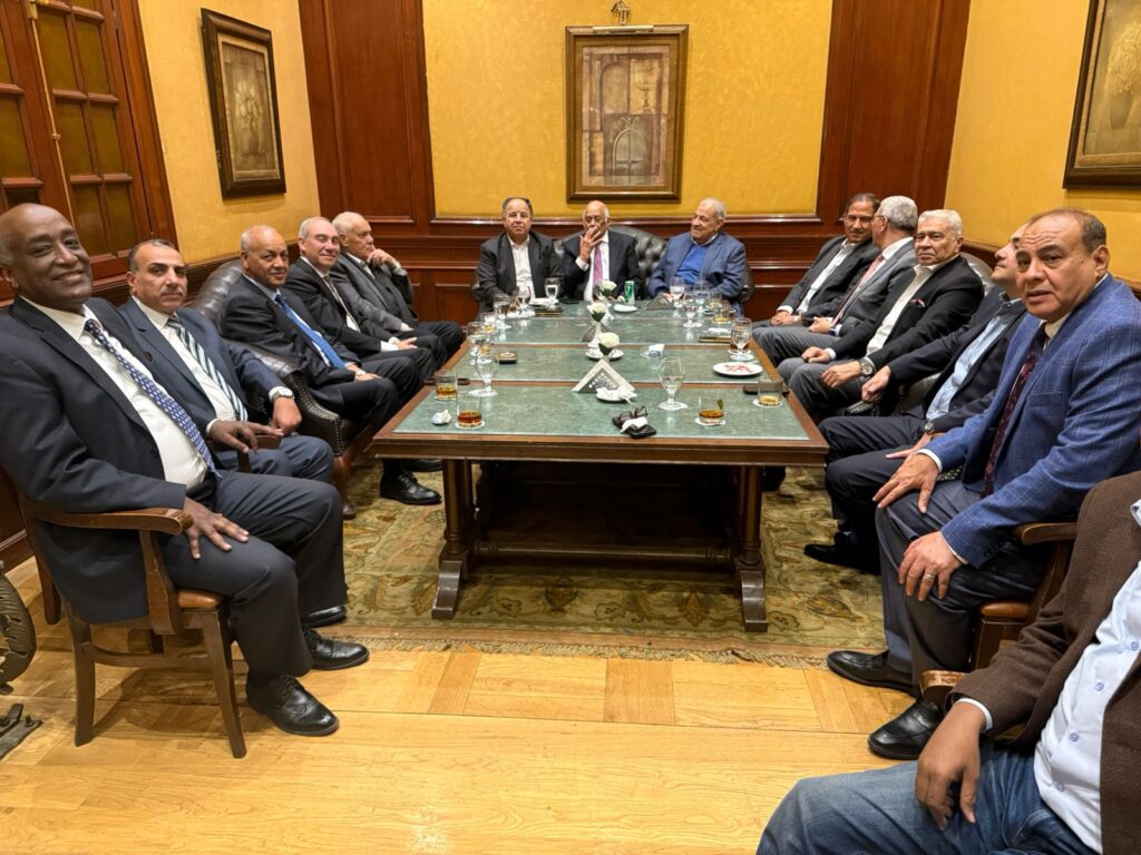 تكريم رفيع للسفيرين علاء يوسف ومحمد أبوبكر في حفل مميز بنادي السيارات