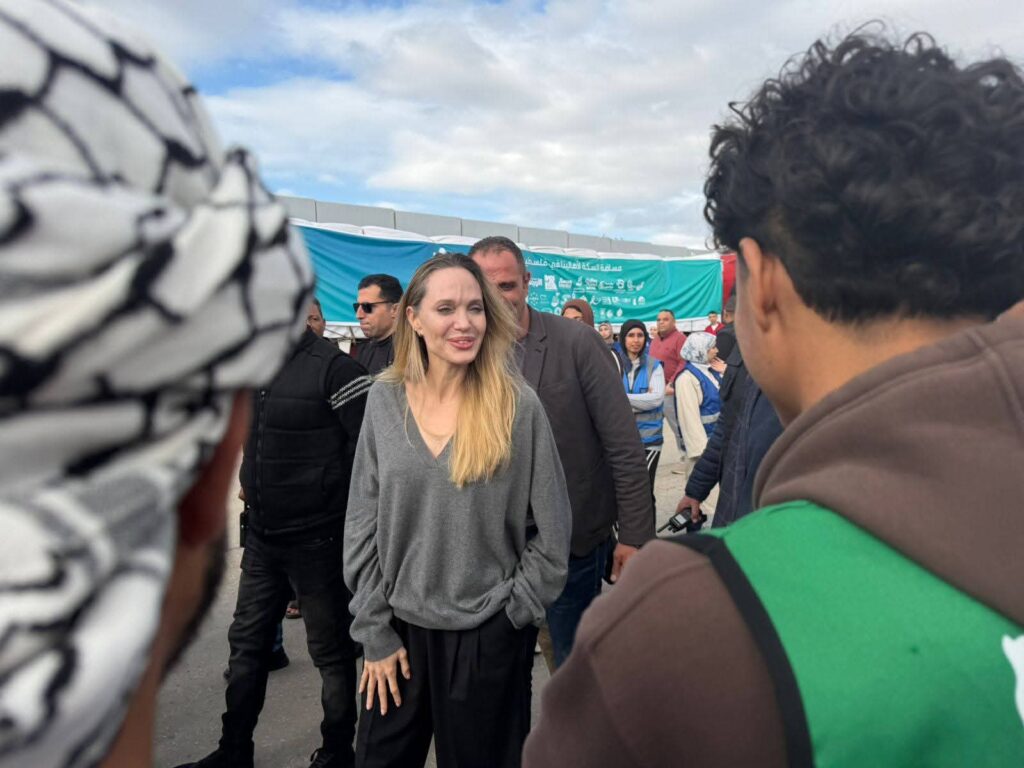 النجمة العالمية أنجلينا جولي تصل معبر رفح برفقة اللواء خالد مجاور محافظ شمال سيناء زيارة أنجلينا جولي لمعبر رفح
