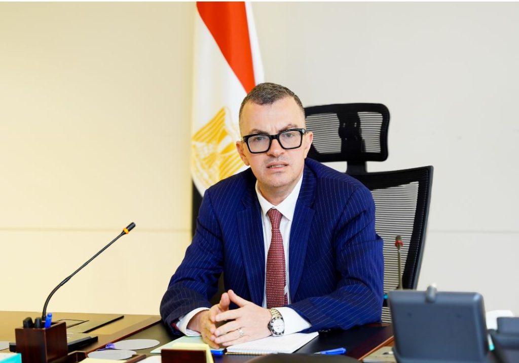 أول لقاء رسمي بعد اليمين الدستورية.. وزير التخطيط: حياة كريمة والتأمين الصحي أولويتنا