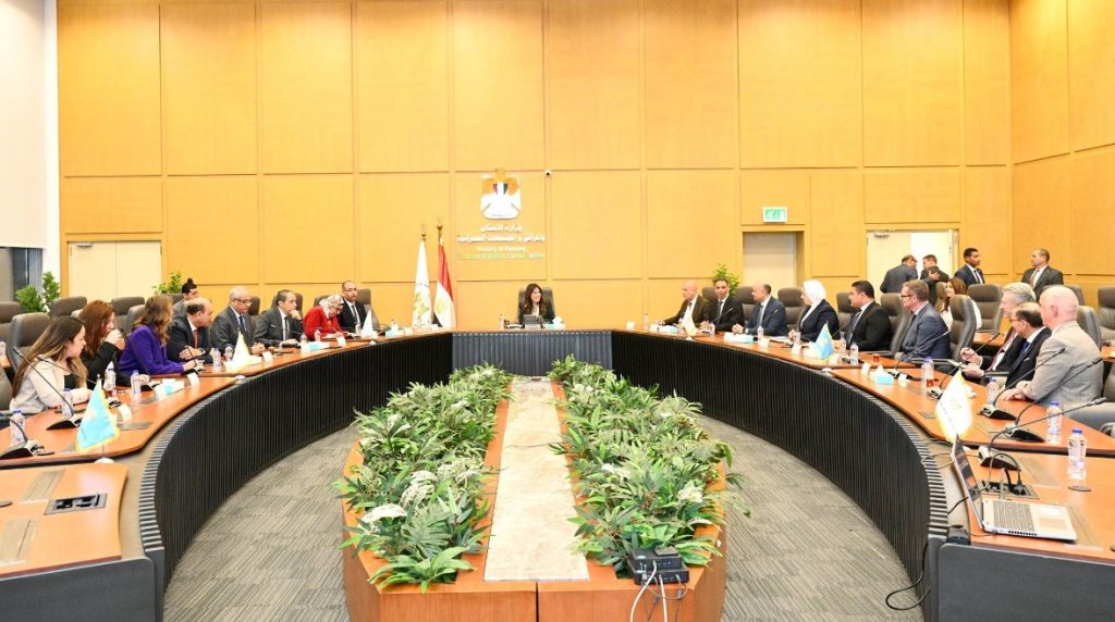 وزيرة الإسكان تبحث مع “أكور العالمية” إدارة وتشغيل فنادق منطقة الأعمال المركزية بالعاصمة جانب من اجتماع وزيرة الإسكان مع شركة أكور