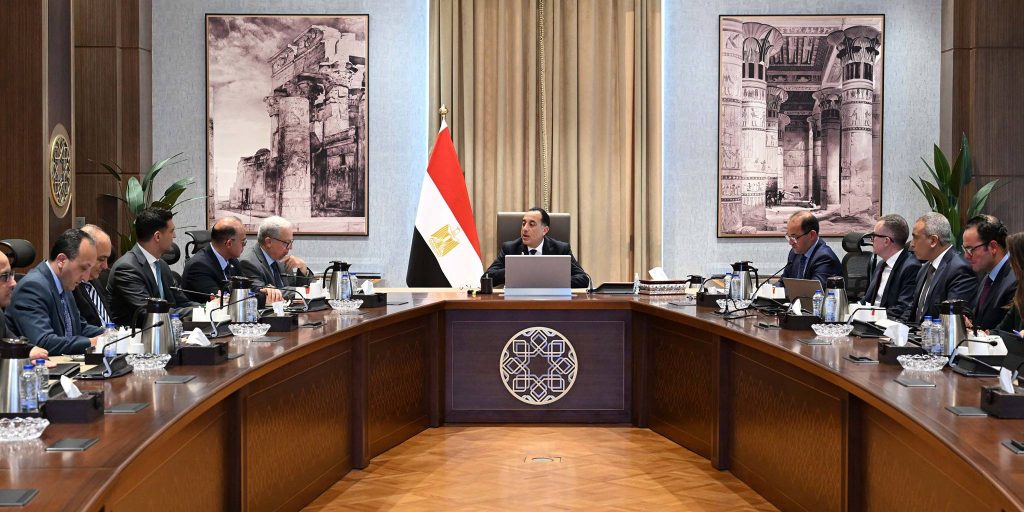 اجتماع رئيس الوزارء مع الدكتور حسين عيسى، نائب رئيس الوزراء للشئون الاقتصادية، ووزراء المجموعة الاقتصادية