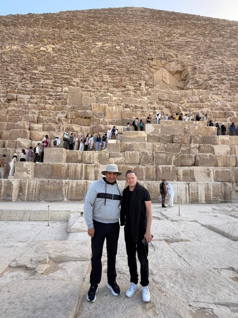 خلال زيارة سياحية.. الفنان العالمي براين آدمز وأسرته يستكشفون أسرار أهرامات الجيزة