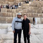 خلال زيارة سياحية.. الفنان العالمي براين آدمز وأسرته يستكشفون أسرار أهرامات الجيزة