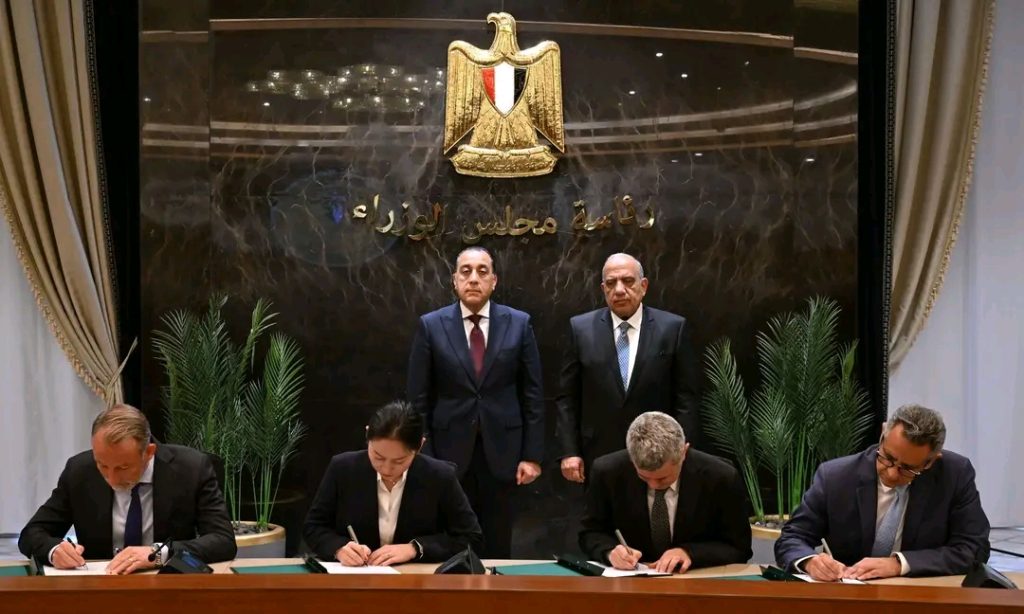 رئيس الوزراء يشهد توقيع اتفاقيات طاقة متجددة بقدرات 5620 ميجاوات ومحطات تخزين كهرباء بالبطاريات